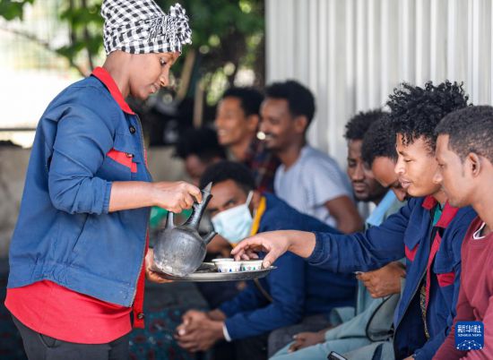 2024年2月16日，在埃塞俄比亞杜凱姆市的東方工業(yè)園，工人在工作間隙休息。 新華社記者 李亞輝 攝