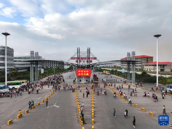 這是2023年11月3日在埃塞俄比亞杜凱姆市拍攝的東方工業(yè)園大門（無人機(jī)照片）。 新華社發(fā)（東方工業(yè)園供圖）