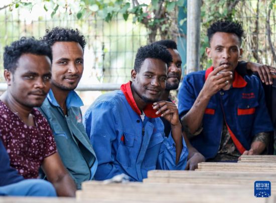 2024年2月16日，在埃塞俄比亞杜凱姆市的東方工業(yè)園，工人在工作間隙休息。 新華社記者 李亞輝 攝