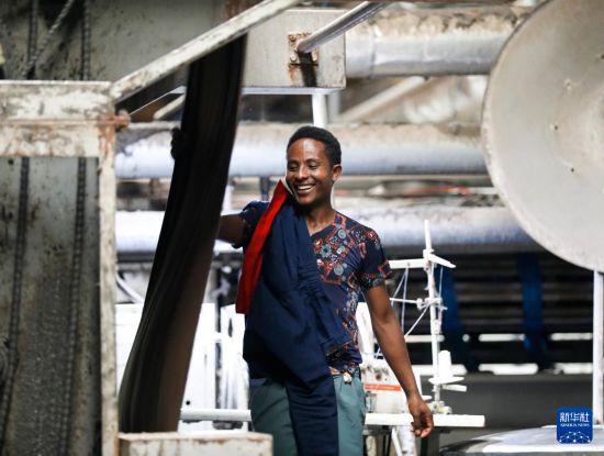 2024年2月16日，在埃塞俄比亞杜凱姆市的東方工業(yè)園，工人在東方紡織印染有限公司的車間內(nèi)工作。 新華社記者 李亞輝 攝