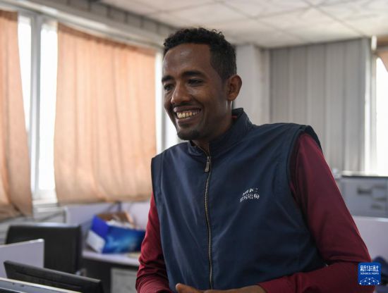 2024年2月16日，在埃塞俄比亞杜凱姆市的東方工業(yè)園，東方紡織印染有限公司經(jīng)理格圖·克貝貝接受新華社記者采訪。 新華社記者 李亞輝 攝