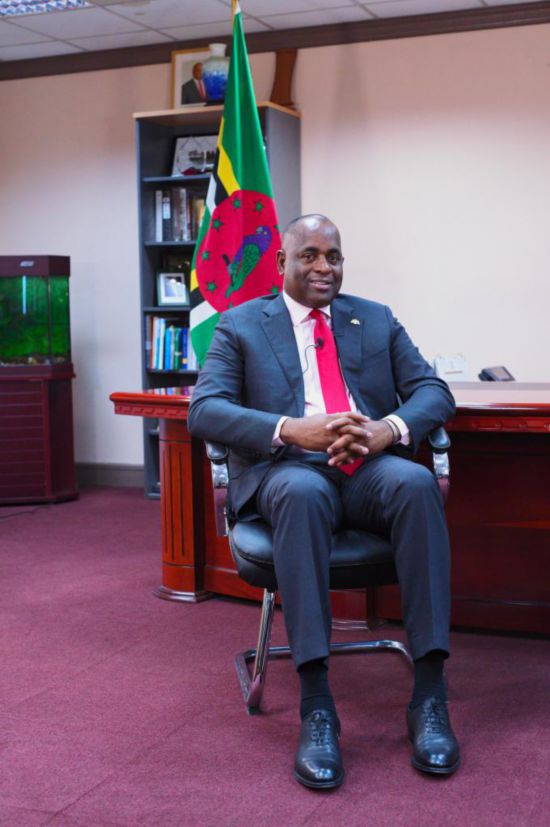 3月4日，多米尼克總理斯凱里特在首都羅索的總理辦公室接受新華社記者獨(dú)家專訪。新華社記者 趙凱 攝