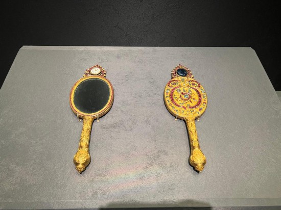銅鍍金鑲表橢圓把鏡。新華社記者徐壯 攝