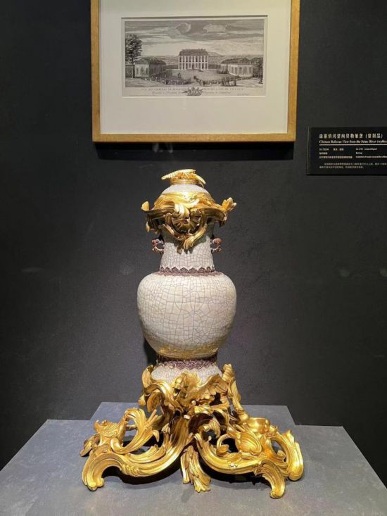 青釉香水瓶，瓷瓶頂部、口沿、底座均裝飾洛可可風(fēng)格銅鍍金飾件。新華社記者徐壯 攝