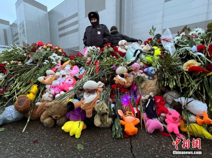 當(dāng)?shù)貢r間3月24日，俄羅斯全國哀悼日，悼念22日發(fā)生在莫斯科州克拉斯諾戈爾斯克市“克羅庫斯城”音樂廳恐怖襲擊事件中的遇難者。此次恐襲已導(dǎo)致137人遇難，150多人受傷。圖為民眾在恐襲事件現(xiàn)場附近敬獻的鮮花和毛絨玩具。<a target='_blank' href='/'><p  align=
