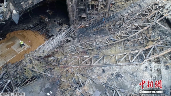 當(dāng)?shù)貢r(shí)間2024年3月26日下午，據(jù)俄羅斯緊急情況部公布的消息，莫斯科州“克羅庫斯城”音樂廳恐怖襲擊事件的搜救工作已經(jīng)全部結(jié)束。據(jù)介紹，工作人員已完成現(xiàn)場滅火救援以及廢墟清理的工作。圖為發(fā)生恐怖襲擊事件后音樂廳內(nèi)部滿目瘡痍。（視頻截圖）