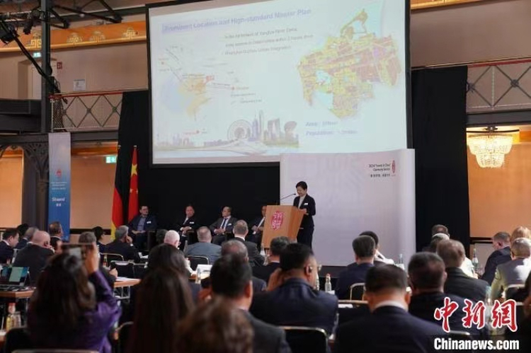 當?shù)貢r間4月5日，由中國商務(wù)部主辦的“投資中國”德國專場推介活動在斯圖加特市舉行。中新社記者 馬秀秀 攝
