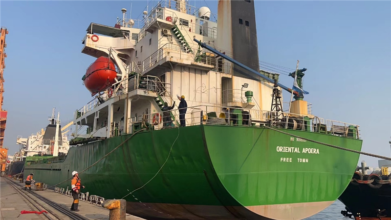 中蘇海運(yùn)直航貨輪靠泊蘇里南碼頭。中國(guó)駐蘇里南大使館供圖