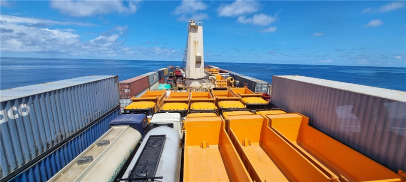 中蘇海運(yùn)直航貨輪在海上行駛。中國(guó)駐蘇里南大使館供圖