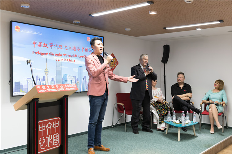 中國青年男高音歌唱家方瀧與奧爾基·圖爾達(dá)合唱羅語歌曲。布加勒斯特中國文化中心供圖。