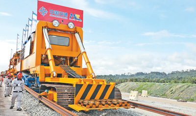 中企承建的馬東鐵項(xiàng)目創(chuàng)造就業(yè)機(jī)會(huì)超過1.8萬個(gè)，合作的當(dāng)?shù)仄髽I(yè)超過1900家——為促進(jìn)馬來西亞東西海岸互聯(lián)互通貢獻(xiàn)力量（共建“一帶一路”第一現(xiàn)場）