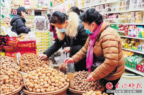 　　在長沙南門口菜市場附近的一家炒貨店內(nèi)，市民正在選購年貨。　　長沙晚報(bào)全媒體記者 范宏歡 攝