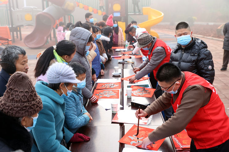 書法愛好者現(xiàn)場(chǎng)寫春聯(lián)。翠屏區(qū)融媒體中心供圖