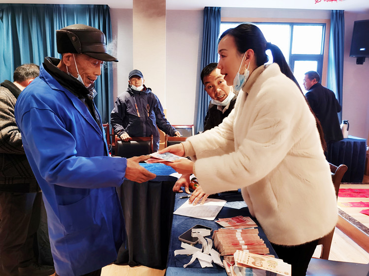 村民領(lǐng)取分紅金。朝天區(qū)融媒體中心供圖