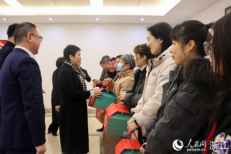 杭州市上城區(qū)“我為年夜飯?zhí)淼啦恕睈坌亩Y盒正式啟送。人民網(wǎng) 秦文攝