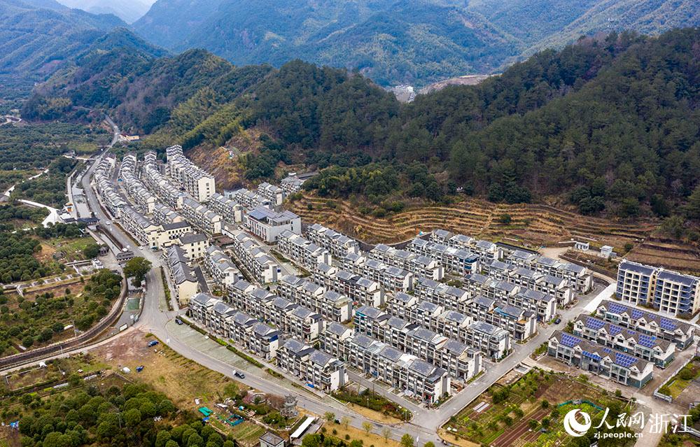 近日，航拍寧波市海曙區(qū)龍觀鄉(xiāng)李岙村屋頂光伏項目。人民網(wǎng) 章勇濤攝