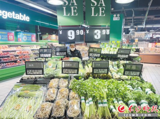 　　家樂福芙蓉廣場店，市民在選購春菜。