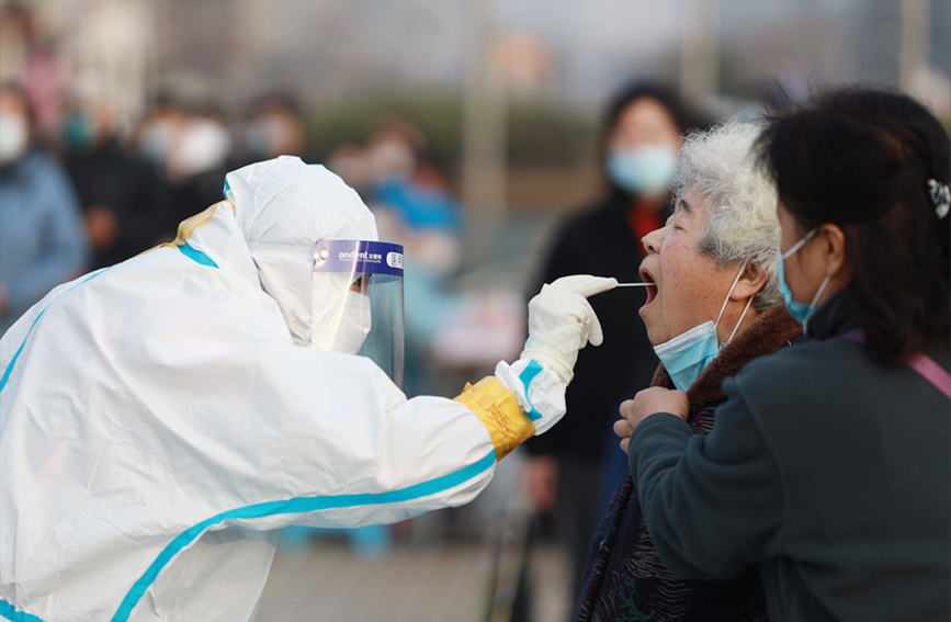 居民在南開區(qū)社區(qū)核酸檢測點進行核酸檢測。王英浩攝