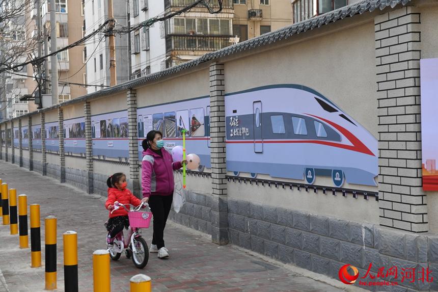 石家莊市談南路上的石家莊工業(yè)印記文化長(zhǎng)廊吸引了過(guò)往市民駐足觀看。 張震攝