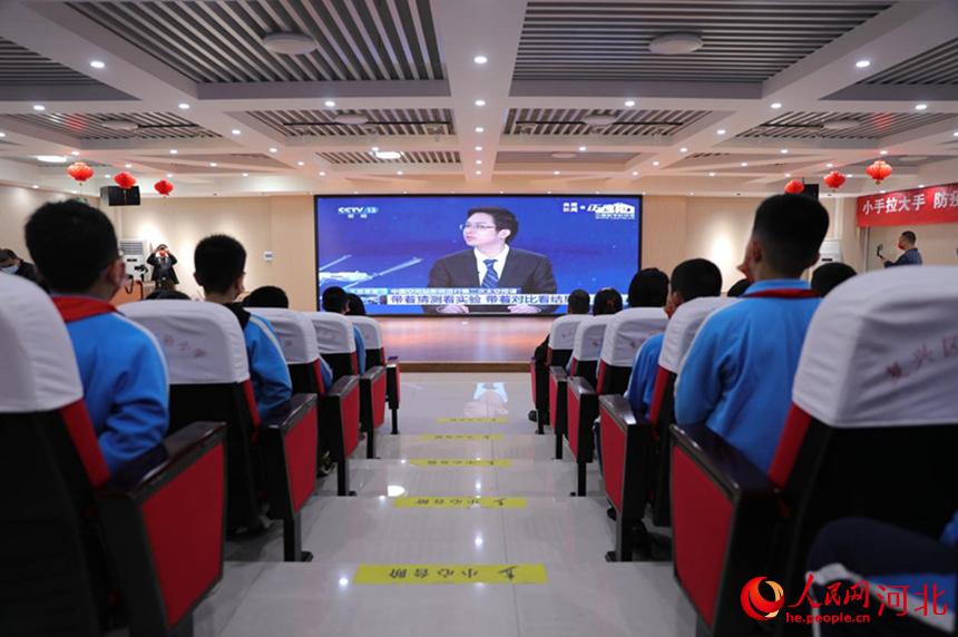 邯鄲市復(fù)興區(qū)實(shí)驗(yàn)小學(xué)學(xué)生集中收聽收看“天宮課堂”第二課。 王伸攝