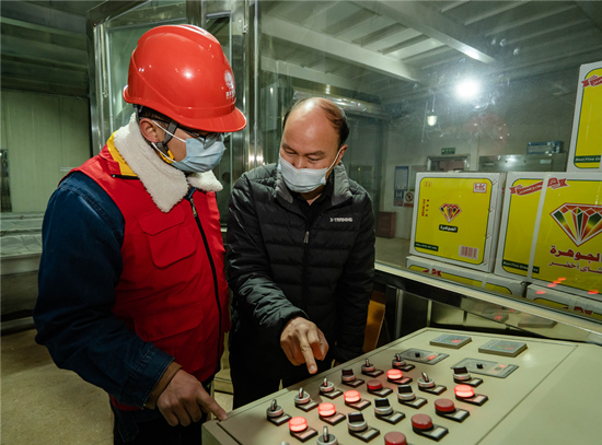 電力工作人員對用電企業(yè)進(jìn)行指導(dǎo)。受訪單位供圖