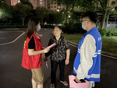 工作人員在小區(qū)進行宣傳。受訪單位供圖