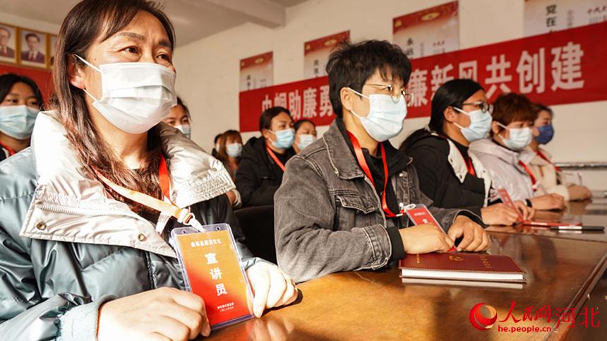 廉潔家風(fēng)宣講員持證上崗。 李揚(yáng)攝