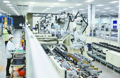 全球鋰離子電池領(lǐng)軍企業(yè)欣旺達(dá)動力電池生產(chǎn)車間。 南京日報(bào)/紫金山新聞記者 崔曉 攝