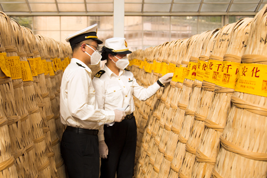 海關(guān)工作人員在查看相關(guān)貨物。受訪單位供圖