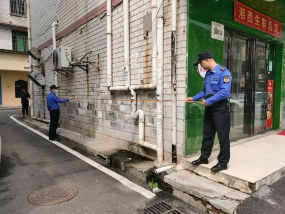 聯(lián)合執(zhí)法小組進(jìn)行房屋入戶(hù)調(diào)查丈量。單位供圖