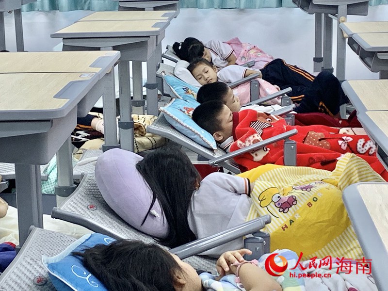 ?？诘诙W(xué)學(xué)生在新式課桌椅上午休。人民網(wǎng) 李浩蓉?cái)z