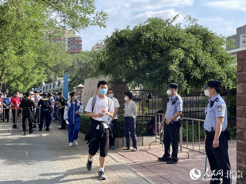 在中關(guān)村中學(xué)考點(diǎn)，考生們有序走入考點(diǎn)。人民網(wǎng) 董兆瑞攝