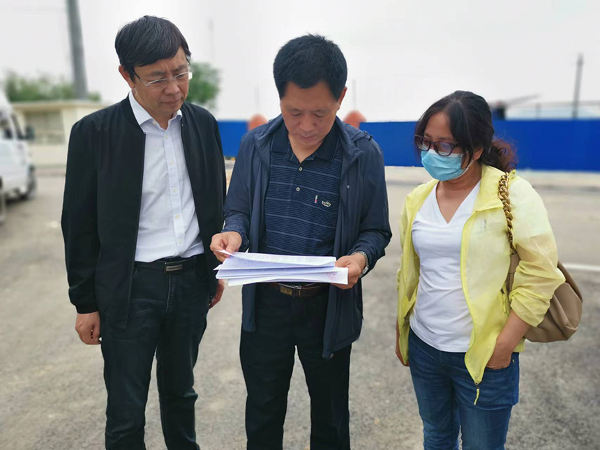 國情調(diào)查核查組專家對司家營鐵礦生產(chǎn)臺賬等進行檢查。袁海波攝