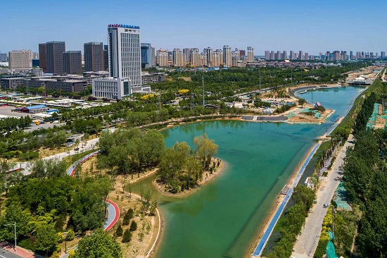 環(huán)城水系中的北湖公園越來越美。羅大慶攝