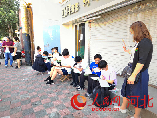 臨進(jìn)考場，考生抓緊時(shí)間再復(fù)習(xí)一下。人民網(wǎng) 祝龍超攝