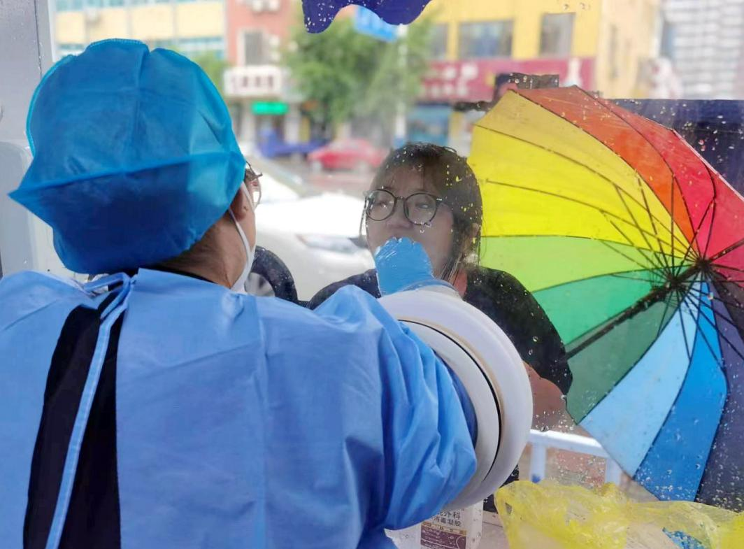 核酸采樣志愿者們上崗。孫金梅攝