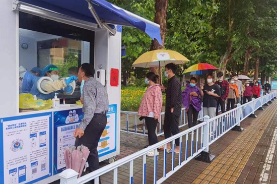 核酸采樣志愿者們上崗。孫金梅攝