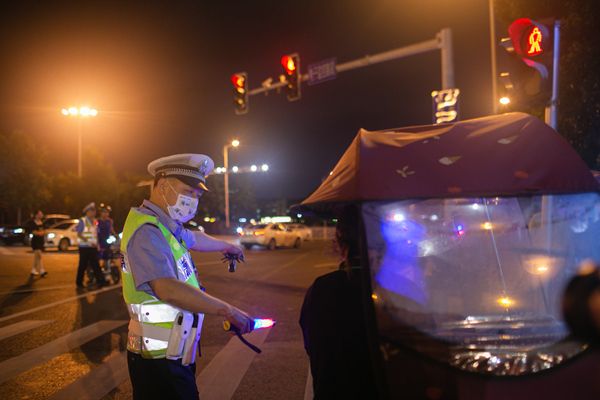 違法加裝電動(dòng)車遮陽傘也將受到處罰?？馒Q 攝