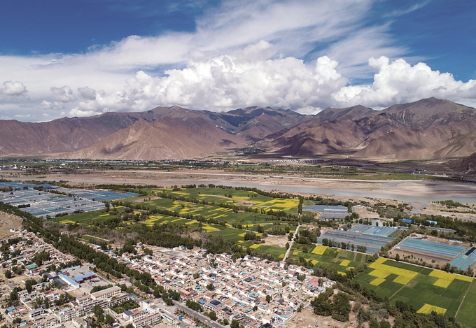 江蘇投入援藏資金支持拉薩開展村莊環(huán)境整治、人畜飲水安全等基礎(chǔ)設(shè)施和公共服務(wù)項目建設(shè)，打造“美麗鄉(xiāng)村·幸福家園”。 本報記者 萬程鵬 攝