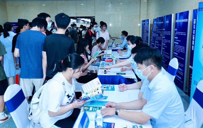 大學(xué)生現(xiàn)場咨詢創(chuàng)業(yè)政策。長沙市人社局供圖