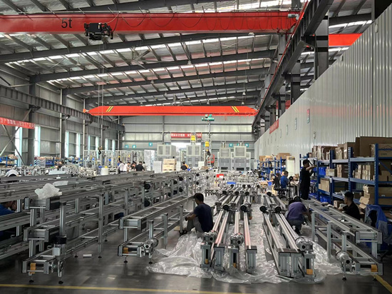 先惠智能裝備生產(chǎn)車間，工人們在忙著組裝設(shè)備。受訪單位供圖