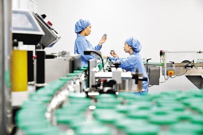 通過加大創(chuàng)新藥物研發(fā)力度，石藥集團實現(xiàn)了傳統(tǒng)工業(yè)企業(yè)向創(chuàng)新型企業(yè)轉(zhuǎn)型。（本報資料片）