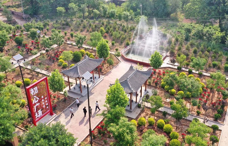 初夏時(shí)節(jié)，襄汾縣鄧莊鎮(zhèn)澗溝村初心廣場內(nèi)一派迷人的鄉(xiāng)村振興新圖景。李現(xiàn)俊攝