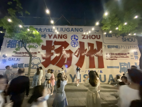 古運河畔的皮市街充滿市井氣息。 人民網(wǎng) 張玉峰攝