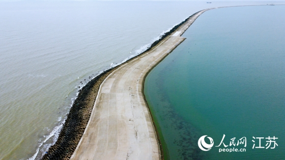 迷人的雙色海。人民網(wǎng)記者 王繼亮攝