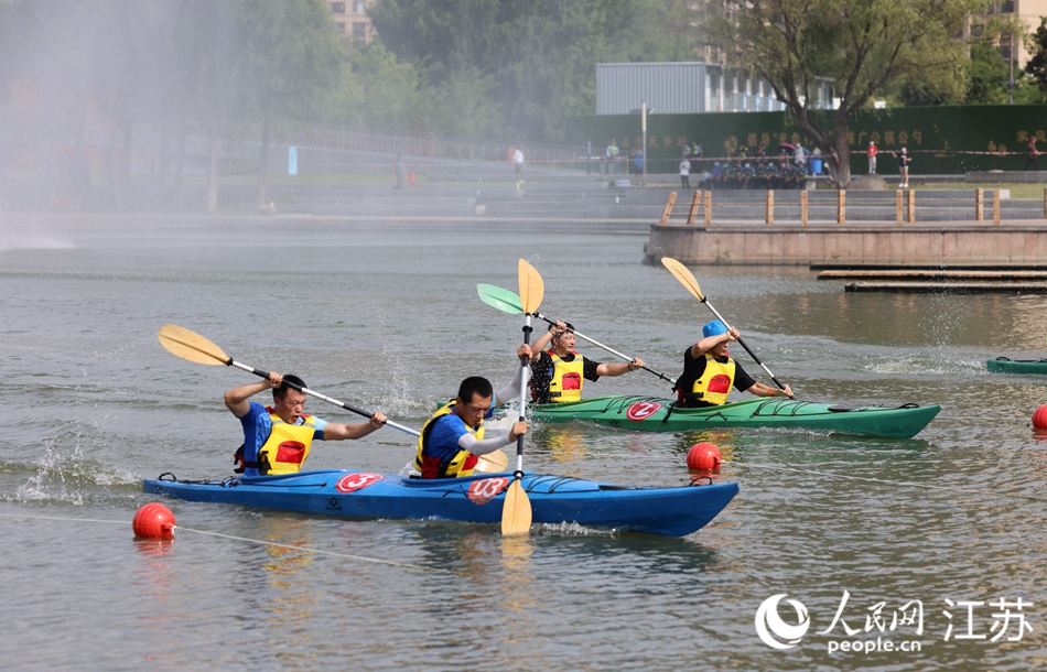 夏日清晨，一艘艘色彩鮮艷的賽艇和槳板在伯瀆河畔穿梭。朱剛?cè)簲z