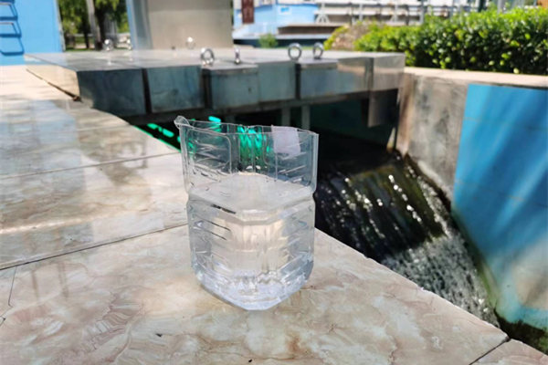 在邯鄲市雞澤縣藍(lán)天污水處理廠，污水經(jīng)過(guò)處理后清澈透明。鄭佳欣攝