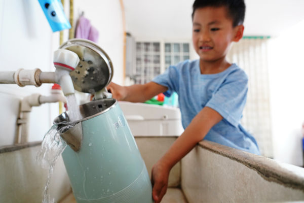 在峰峰礦區(qū)彭城鎮(zhèn)羊角鋪村村民家中，清澈甘甜的飲用水從水管中流出。峰峰礦區(qū)區(qū)委宣傳部供圖