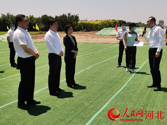 觀摩團現(xiàn)場了解項目建設(shè)情況。人民網(wǎng) 張繼航攝