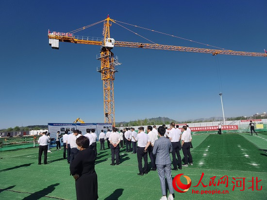 觀摩團走進塔吊林立的項目現(xiàn)場。人民網(wǎng)張繼航攝